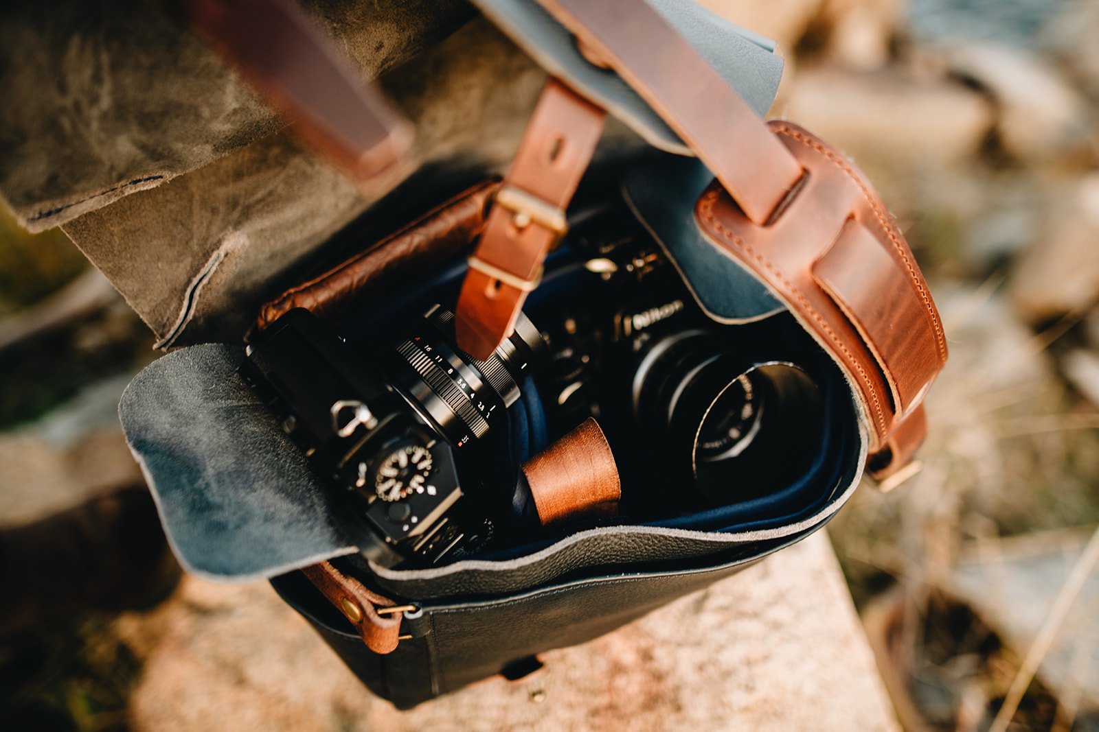 un appareil photo est rangé dans le sac Arles