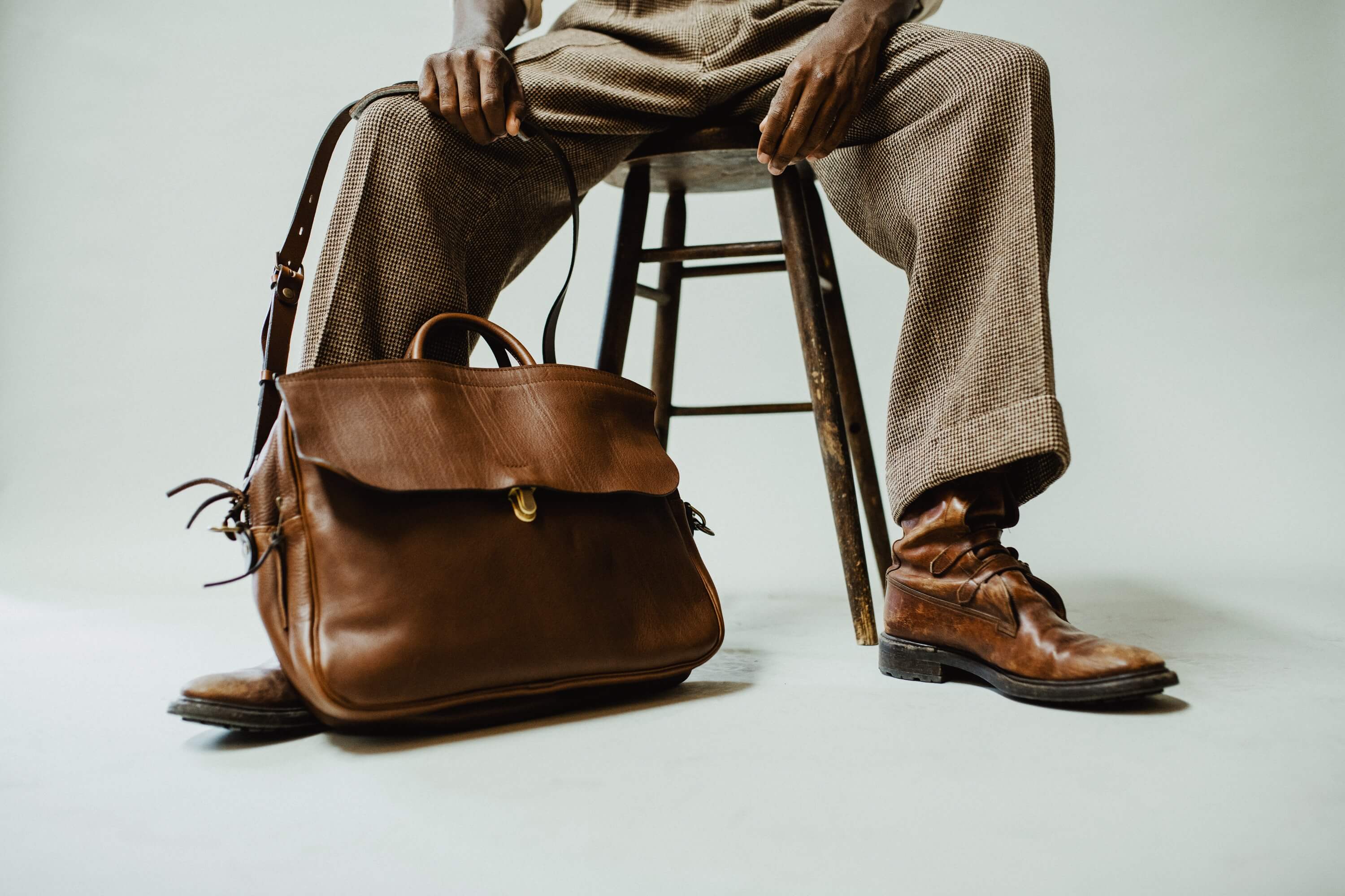 Zeppo business bag cuba color free in front of a stool