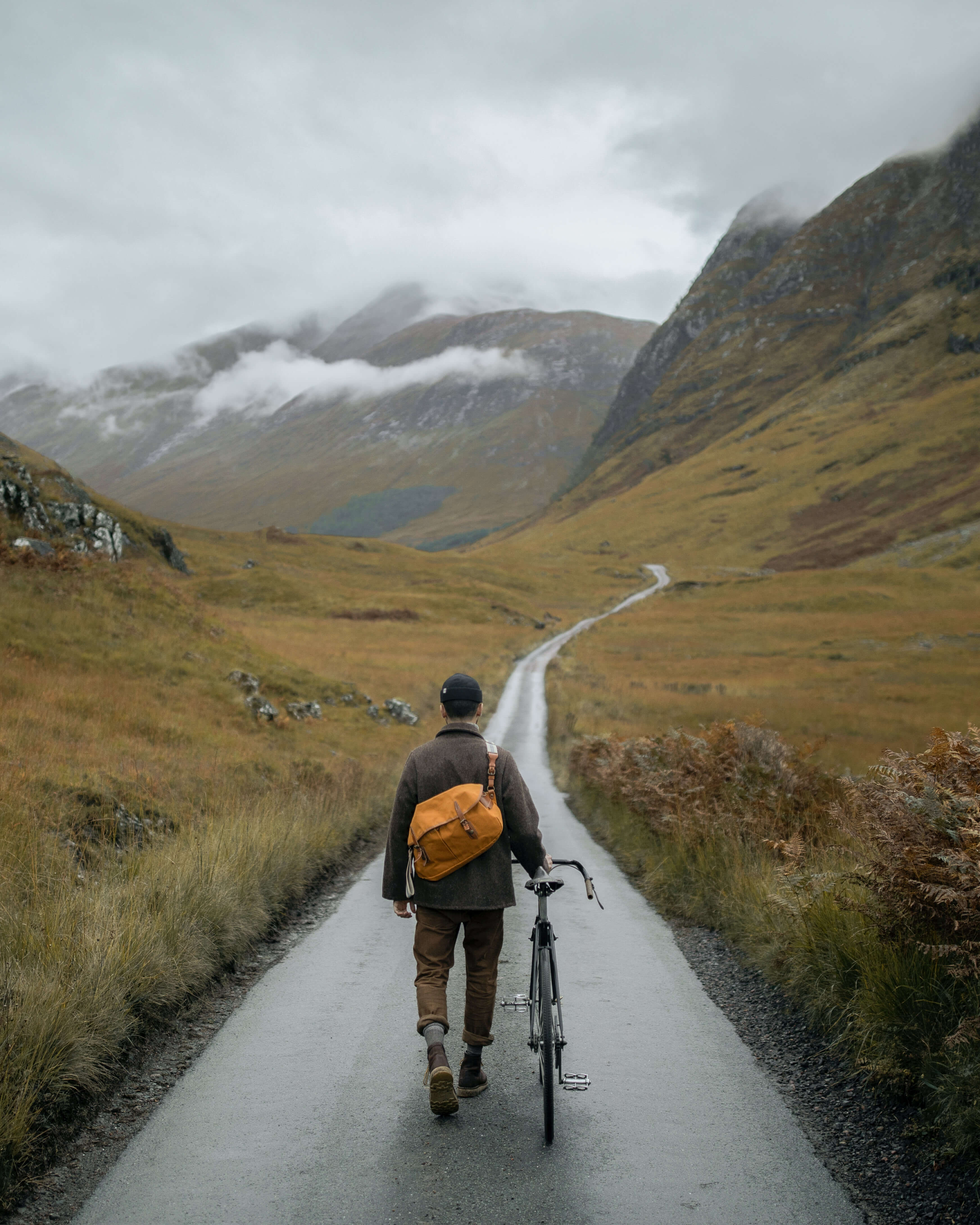 Un homme porte la musette en toile Ferdi dans un paysage montagneu