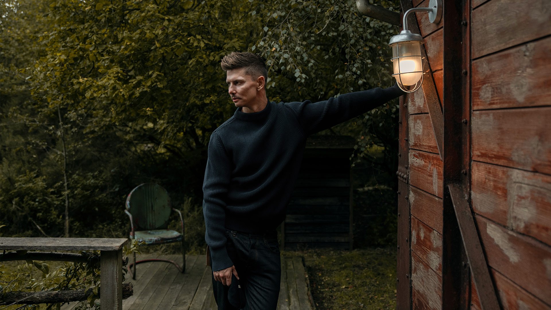 Un homme porte le pull marin de Bleu de Chauffe