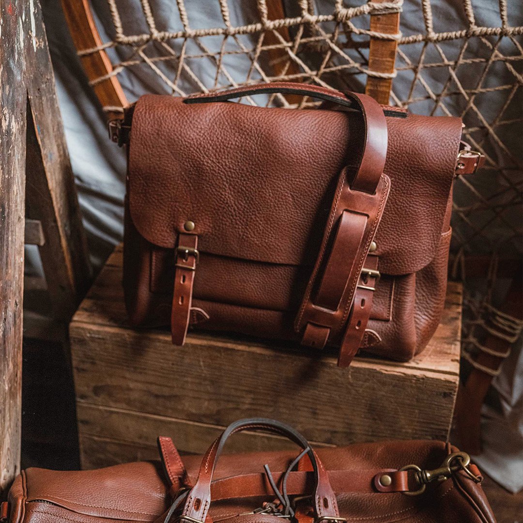 Sac besace marron sur une caisse