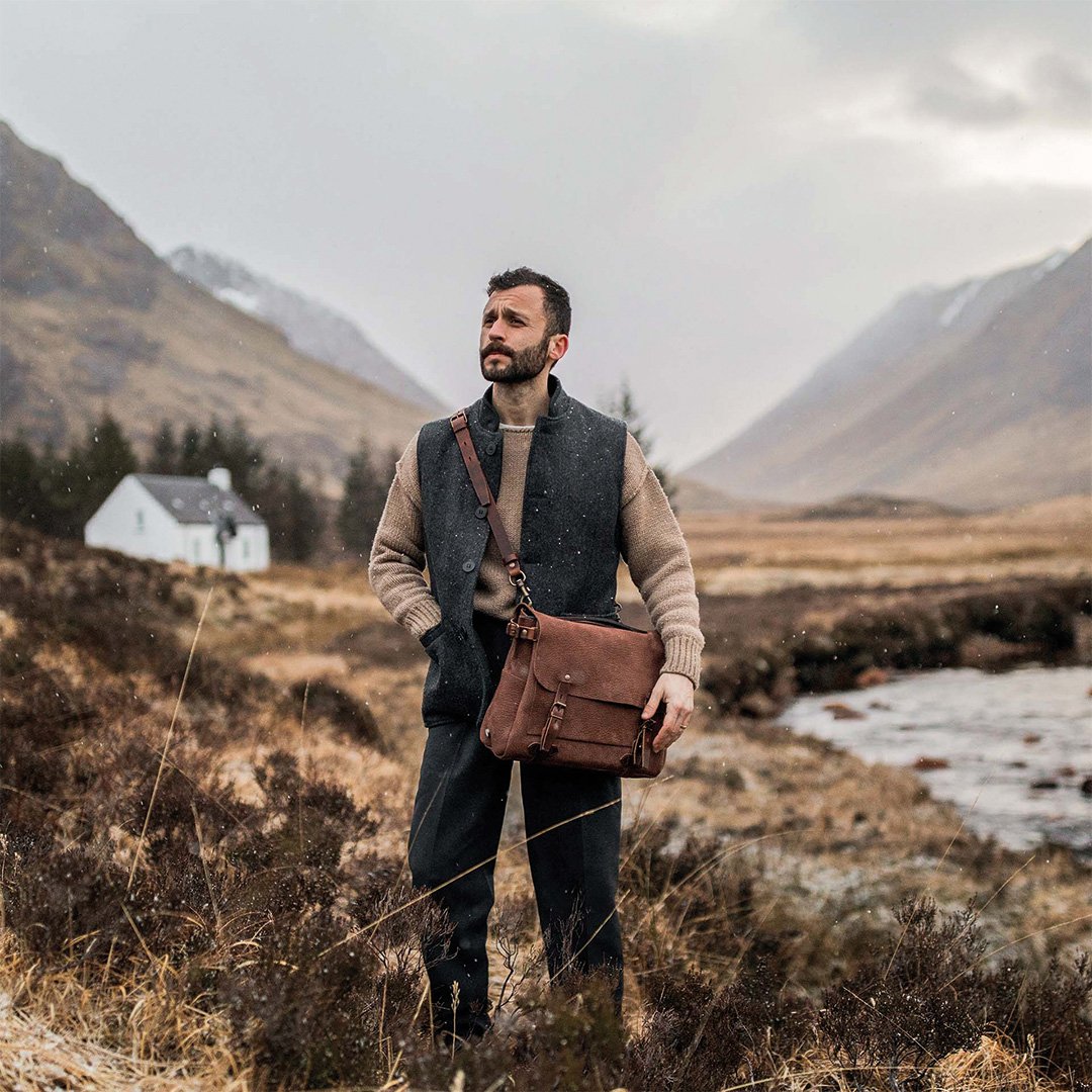 Sac homme en cuir marron au porté 