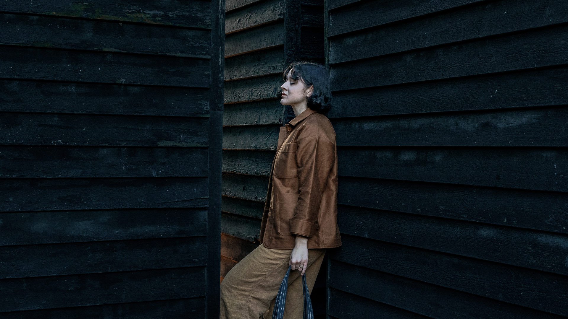 une femme pose avec le sac cabas labor day