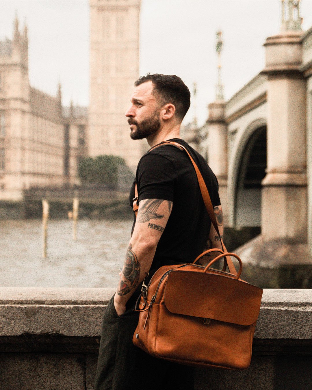 Sac en cuir de travail porté en bandouilere par un homme à Londres
