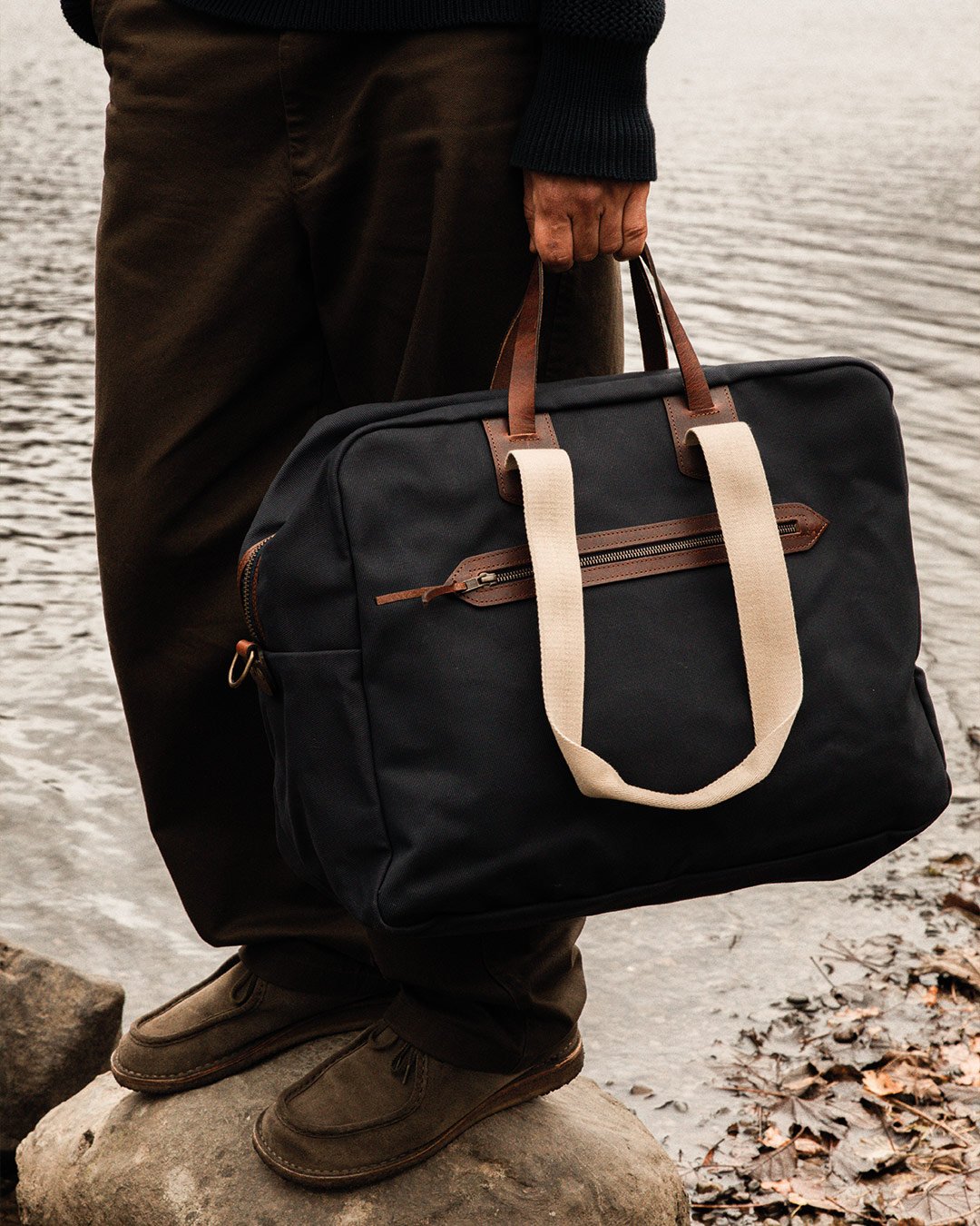 Gros plan sur un sac de voyage homme au porté