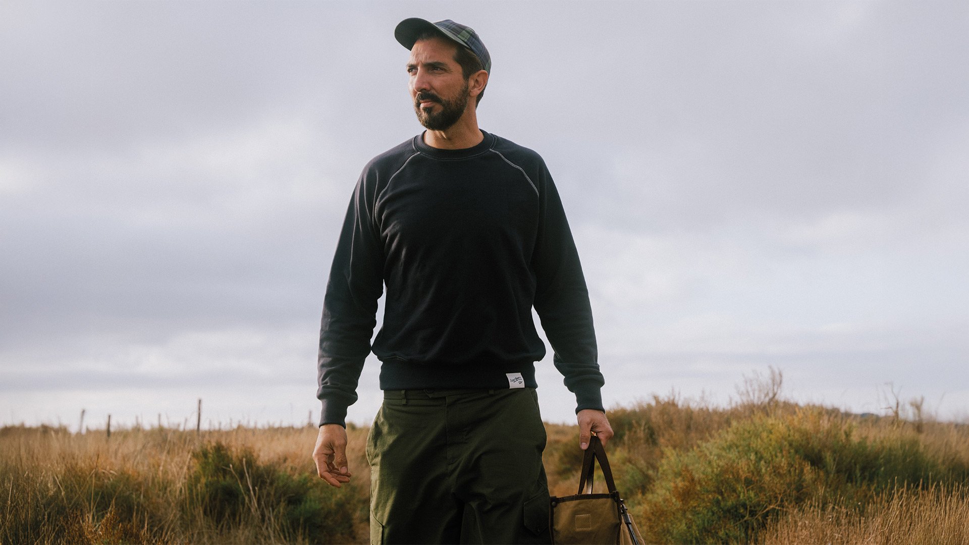Une personne en action porte le sweat de Bleu de Chauffe