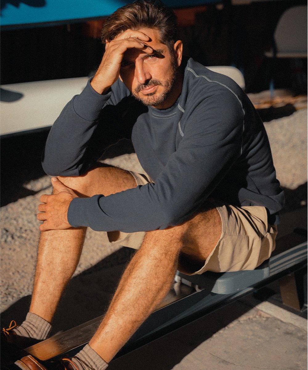 Ein Mann trägt das Sweatshirt von Bleu de Chauffe.