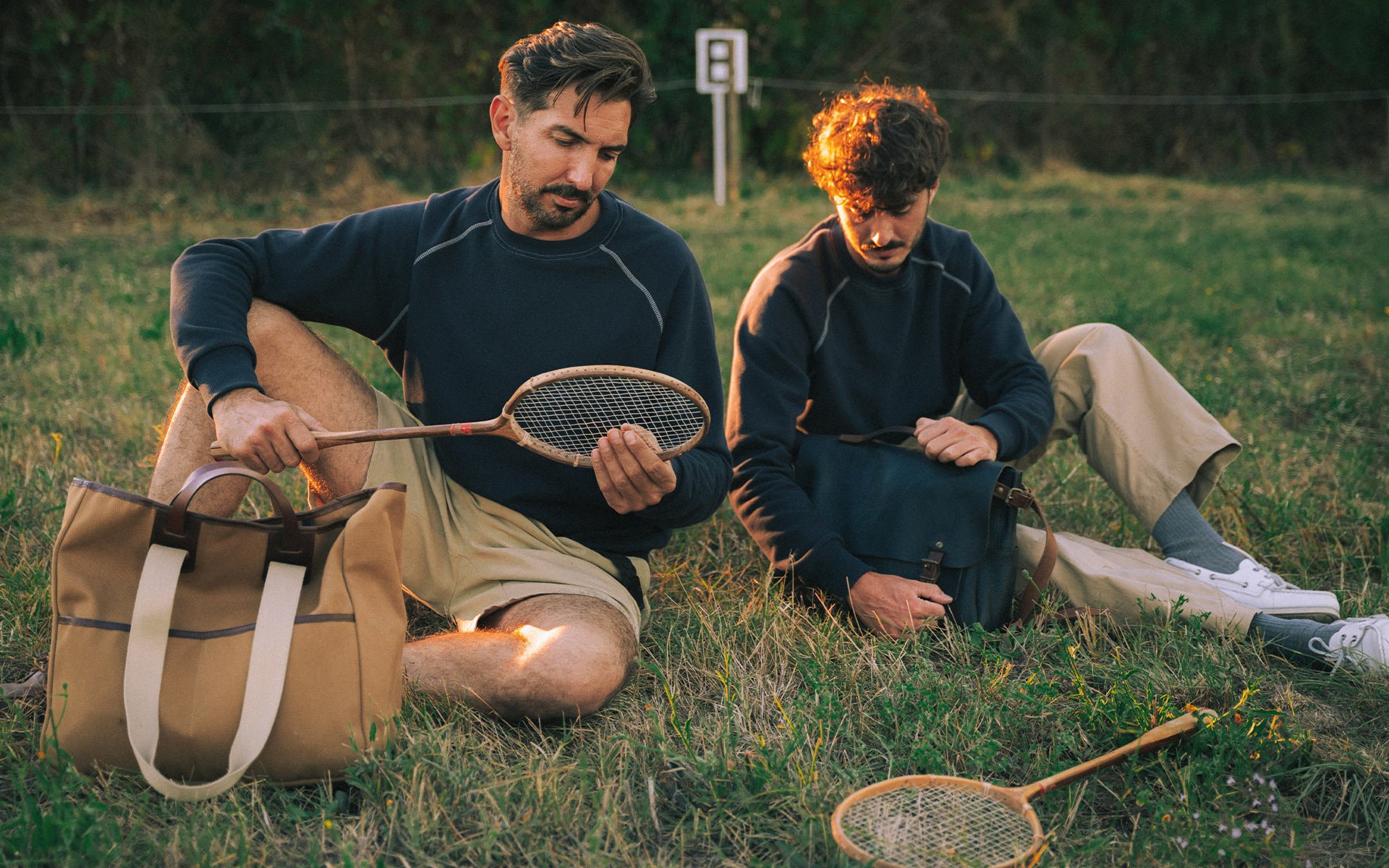Entdecken Sie die Geschichte des Sweatshirts RAW50 von Bleu de Chauffe: Ein zeitloses, robustes Sweatshirt, das mit einem bequemen Schnitt, biologischem Material und französischer Herstellung neu interpretiert wurde.