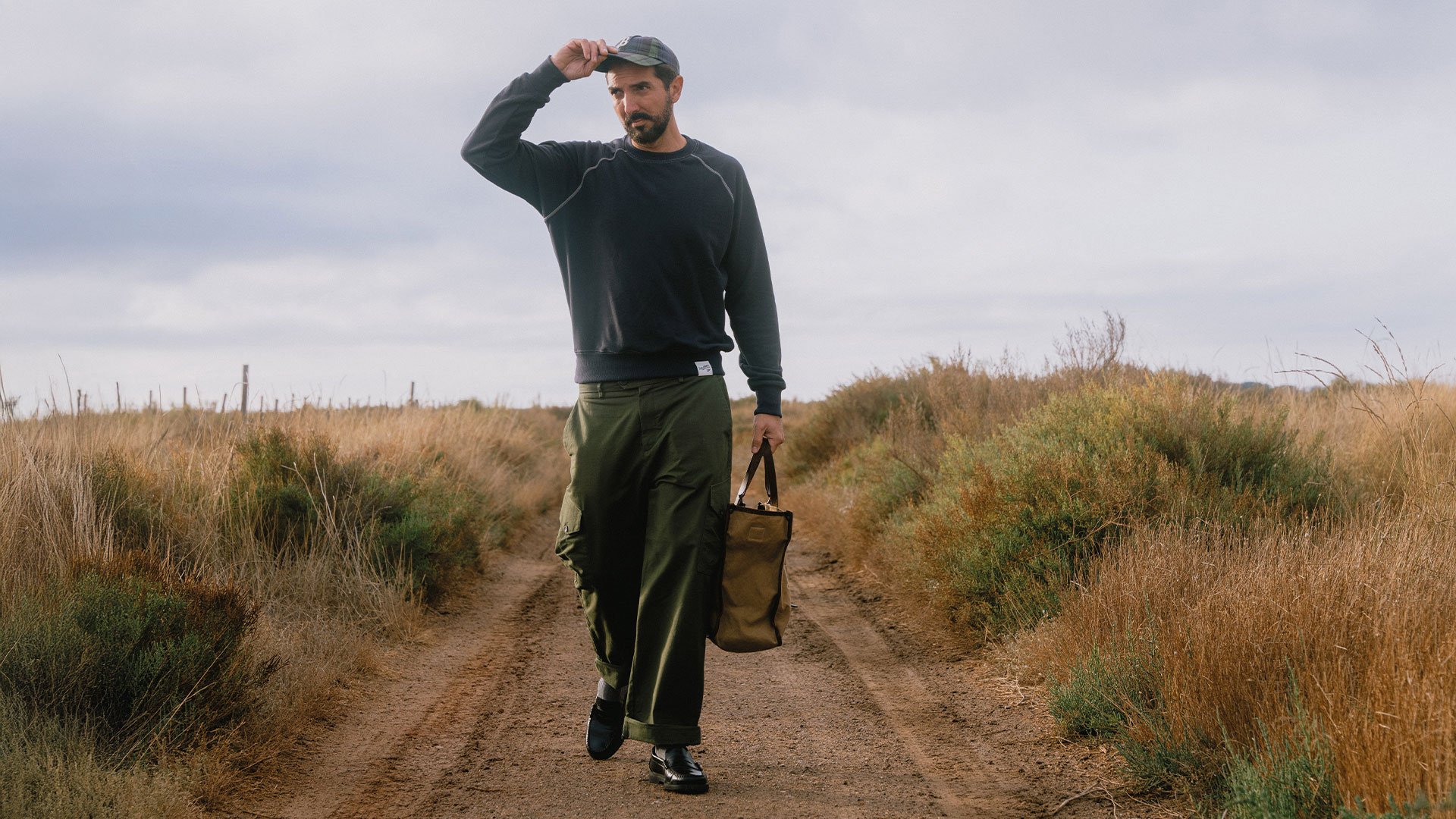 Une personne en action porte le sweat de Bleu de Chauffe