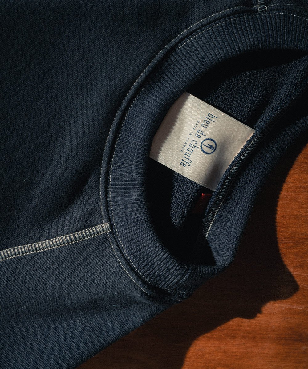 Das Herren-Sweatshirt RAW 50 von oben gesehen.