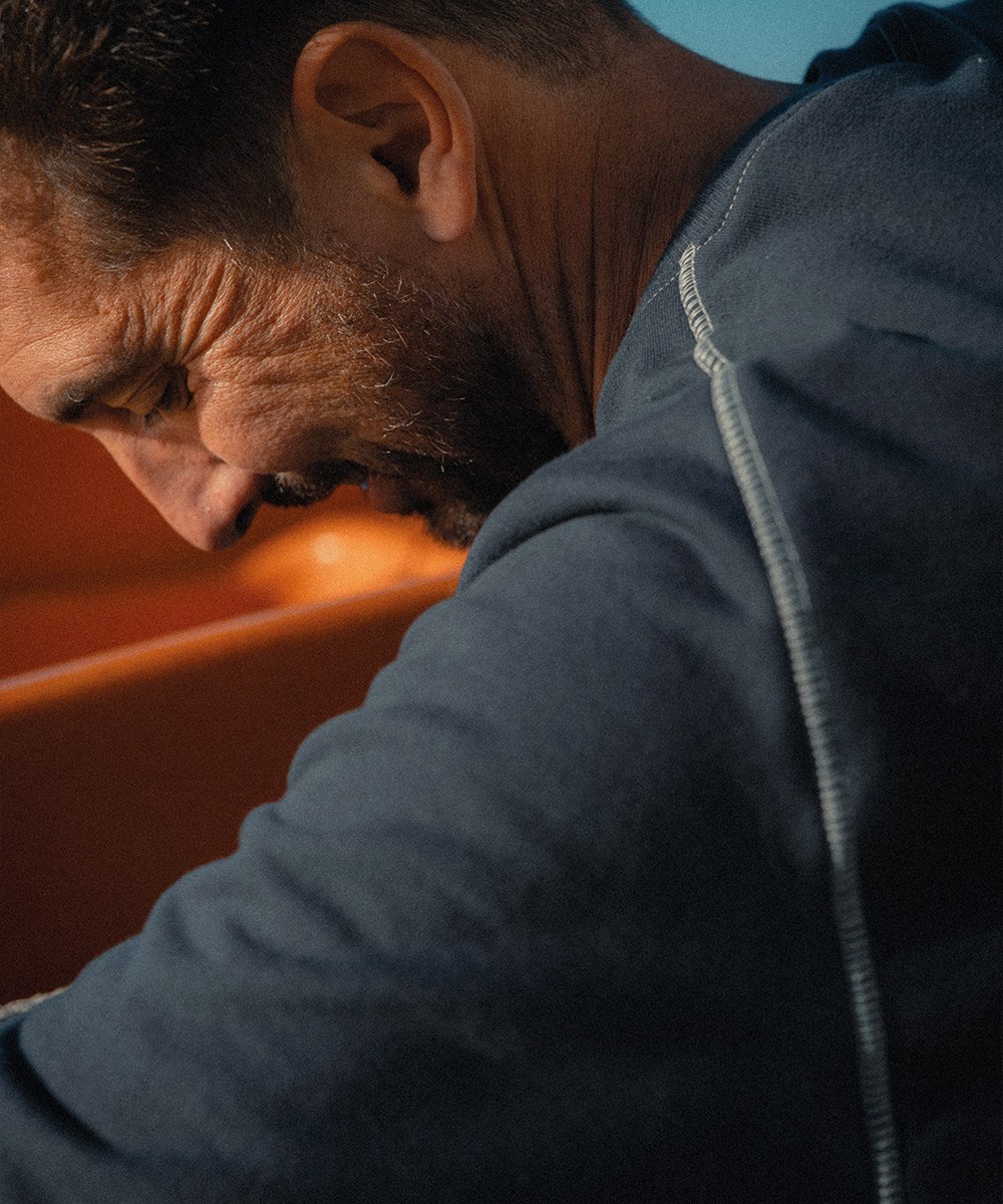 Detailansicht der Schulter des Herren-Sweatshirts