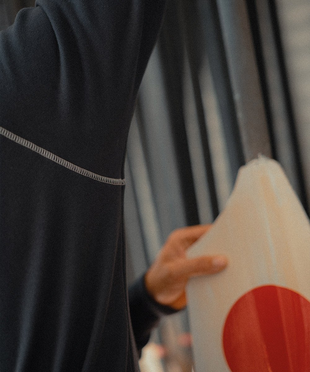 Detailansicht der Achselhöhle des Herren-Pullovers