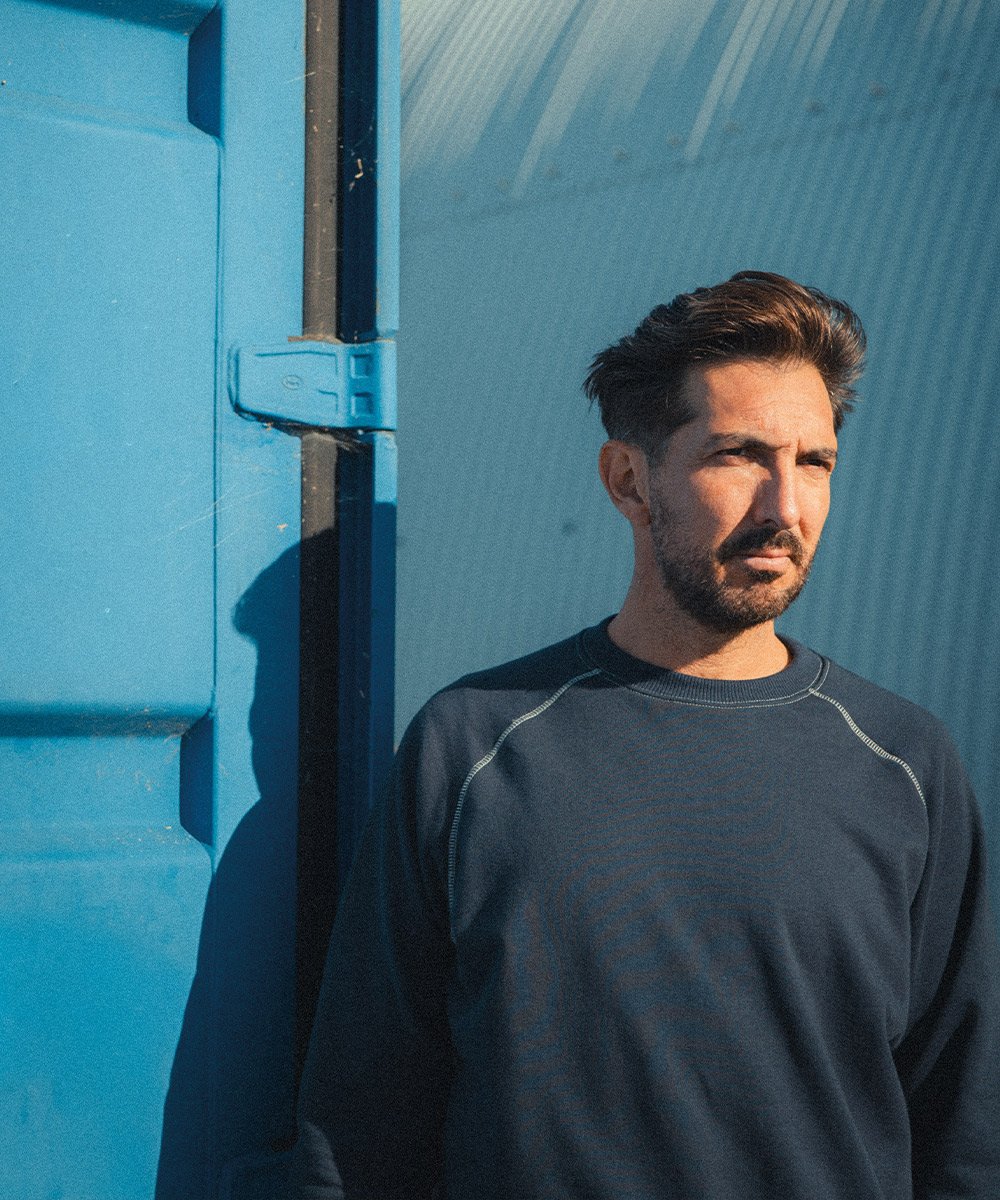 Eine Person in Aktion trägt das Sweatshirt von Bleu de Chauffe