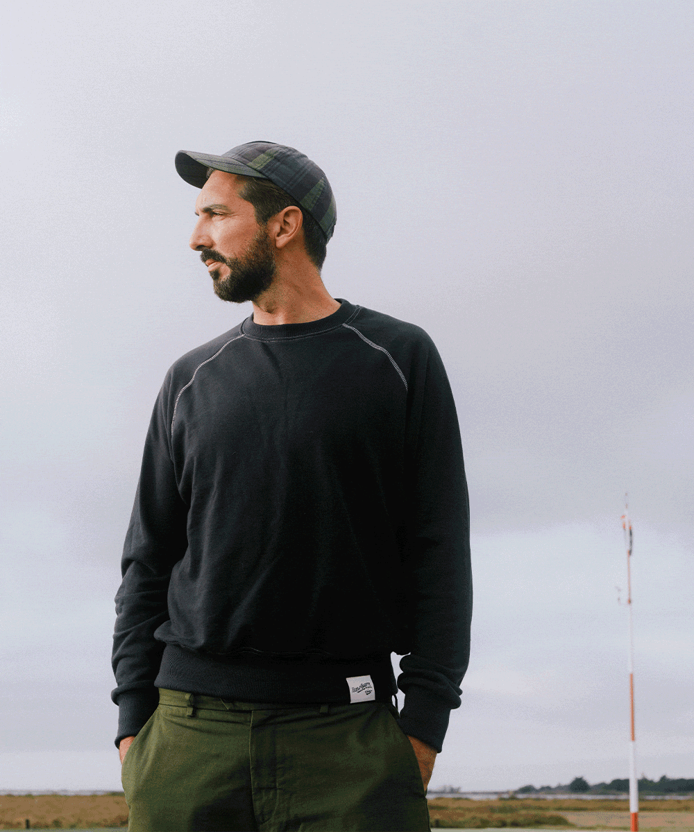 Un mannequin porte le sweat made in France "Raw50"