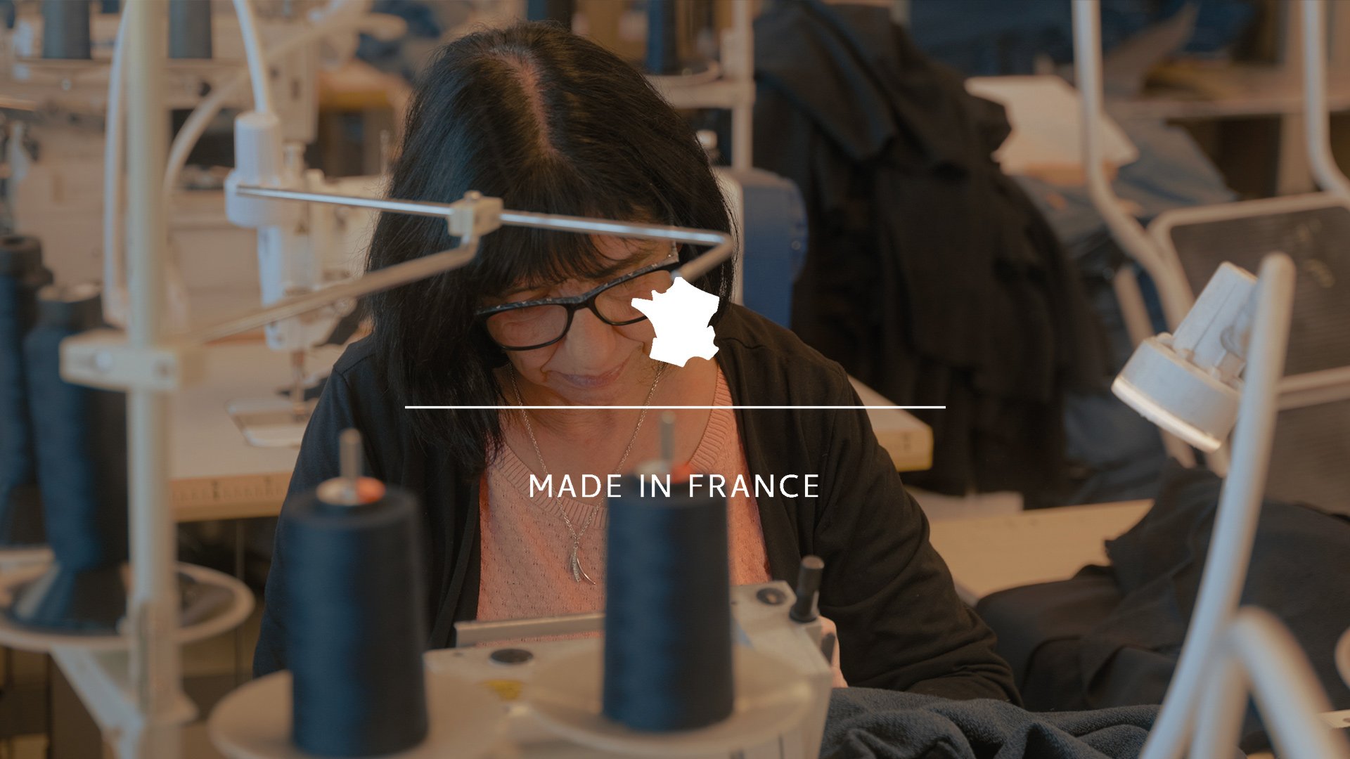 Ein Handwerker näht das Sweatshirt von Bleu de Chauffe zusammen.