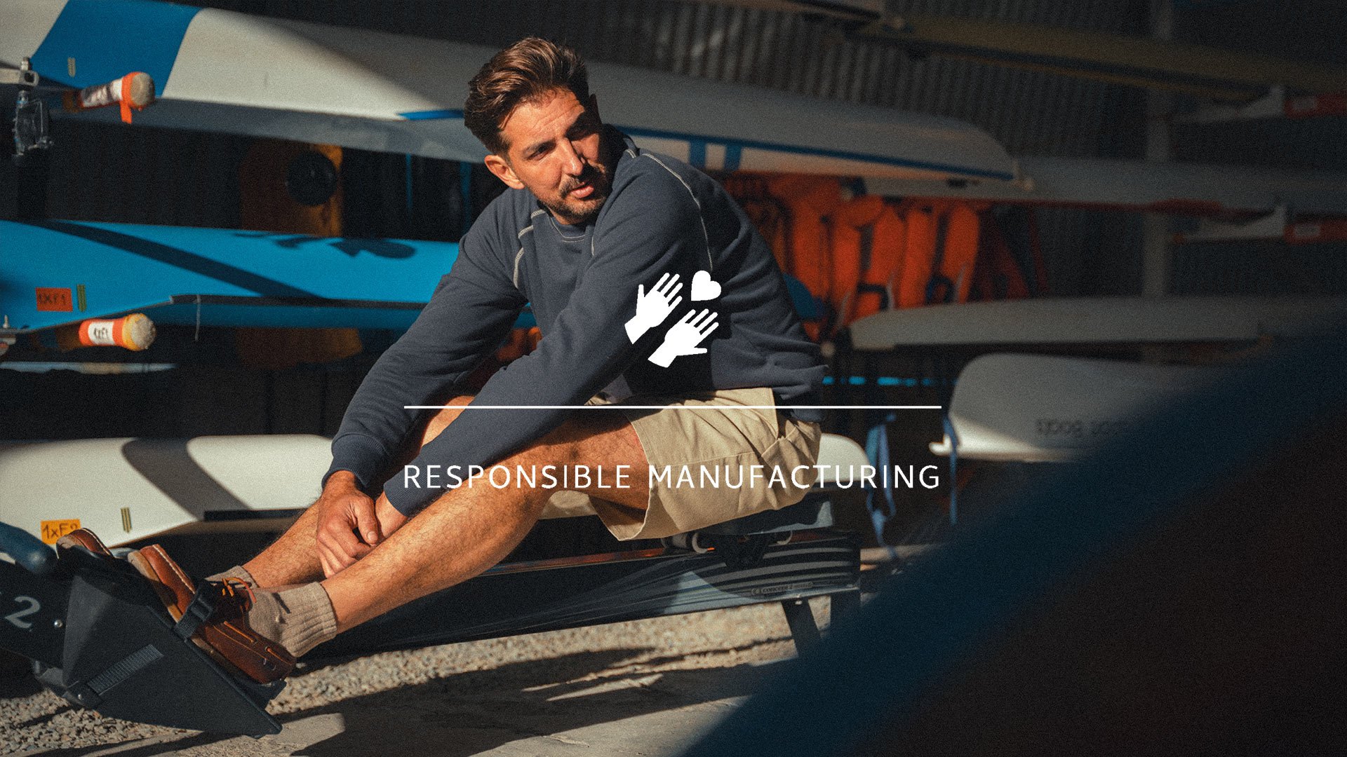 Ein sitzender Mann trägt das in Frankreich hergestellte Sweatshirt von Bleu de Chauffe