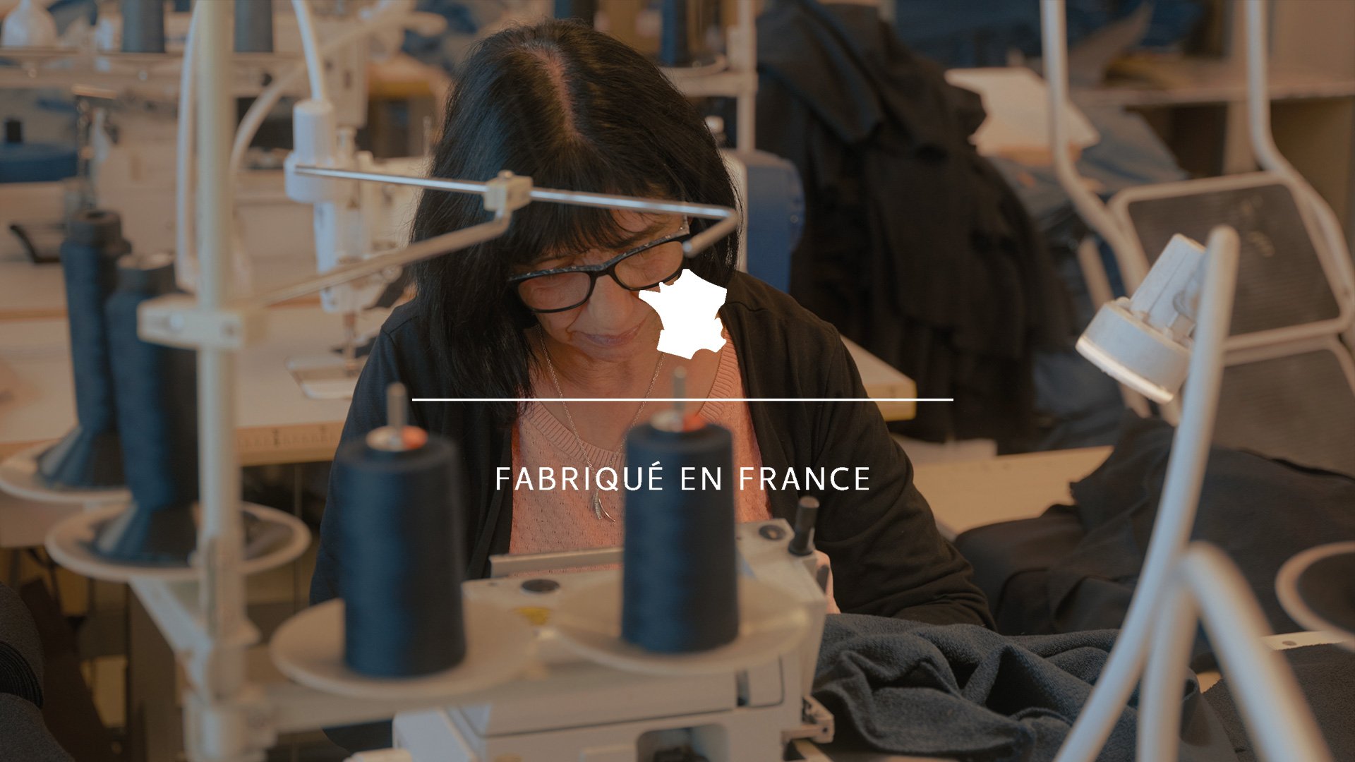 Un artisan assemble le sweat Bleu de Chauffe