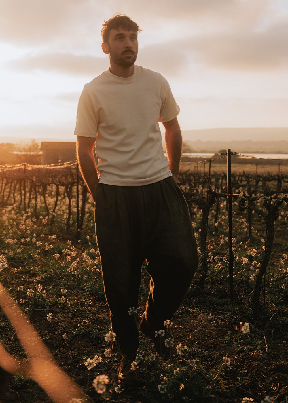 Un homme potre un t-shirt Ecru durant le coucher de soleil