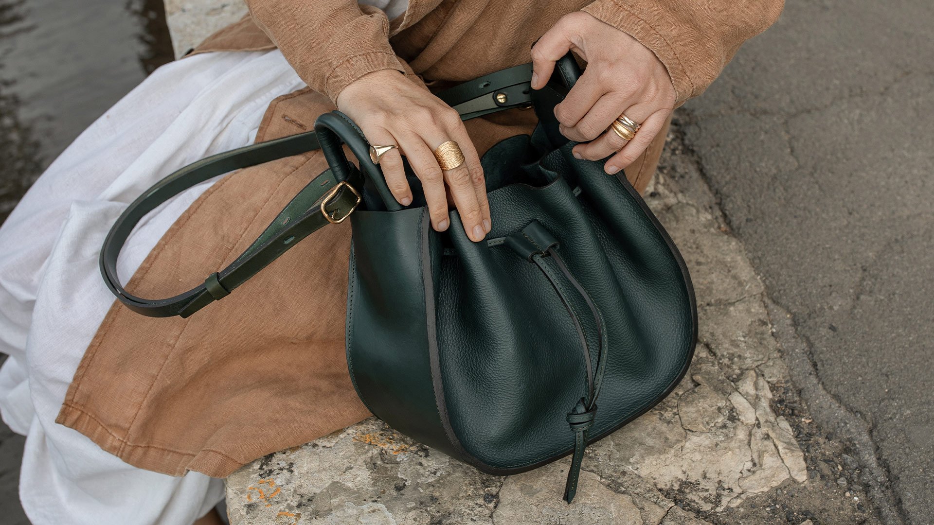 Discover the different bucket bag colors